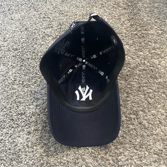 New Era 9Twenty NY Yankees Ball Cap - Picture 5 of 7